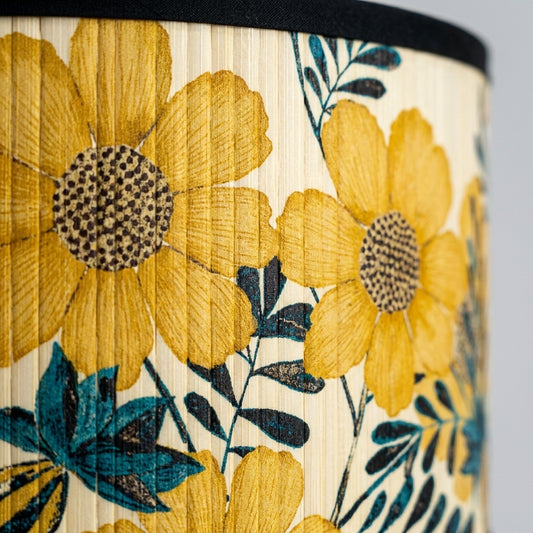 Abat-jour en bambou tressé motif fleur jaune