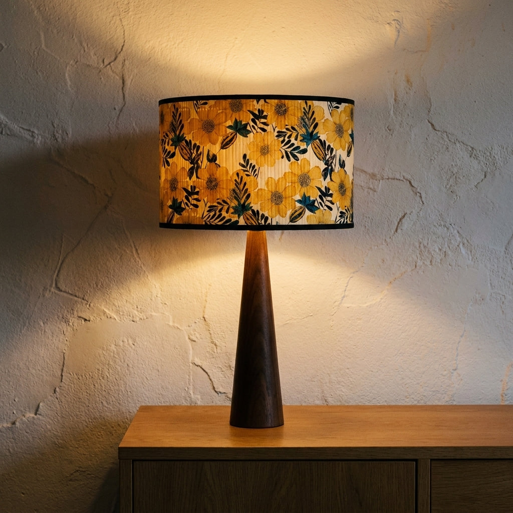 Abat-jour en bambou tressé motif fleur jaune