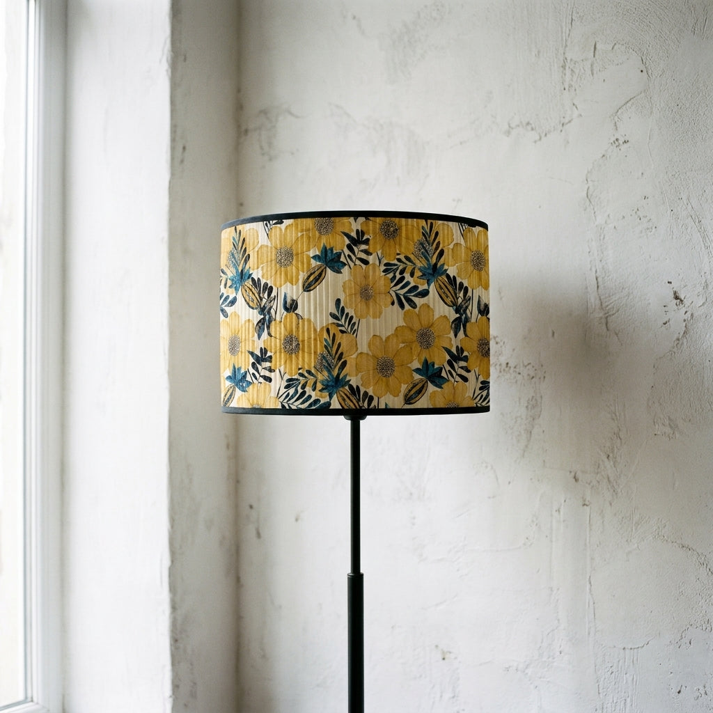 Abat-jour en bambou tressé motif fleur jaune
