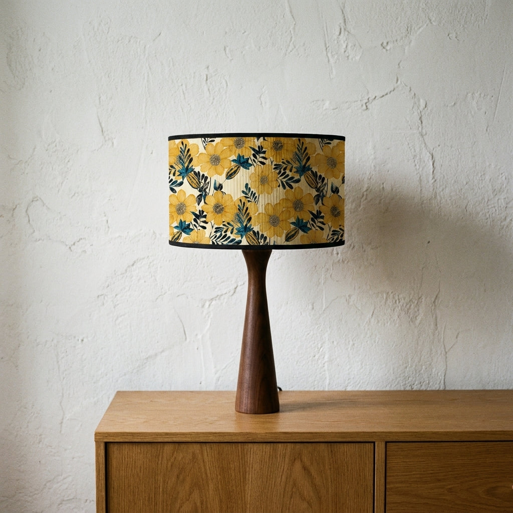 Abat-jour en bambou tressé motif fleur jaune